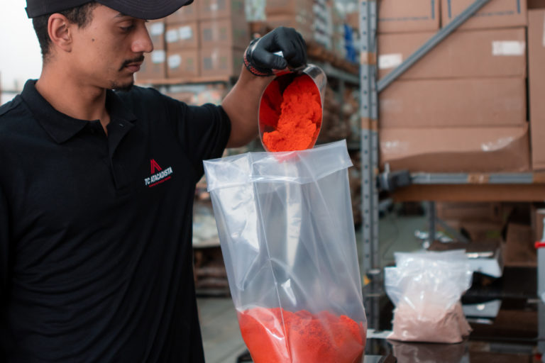 Funcionário fracionando produto - TC ATACADISTA